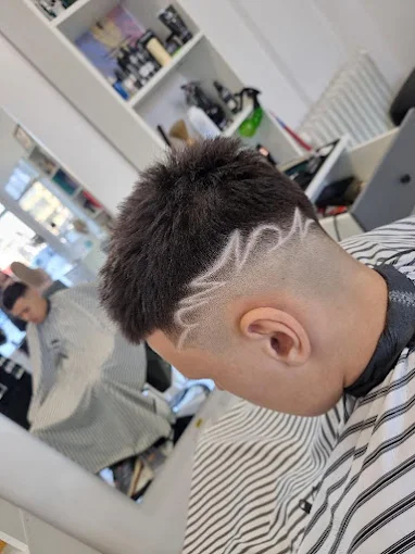Tunsoare cu model artistic realizat din brici
